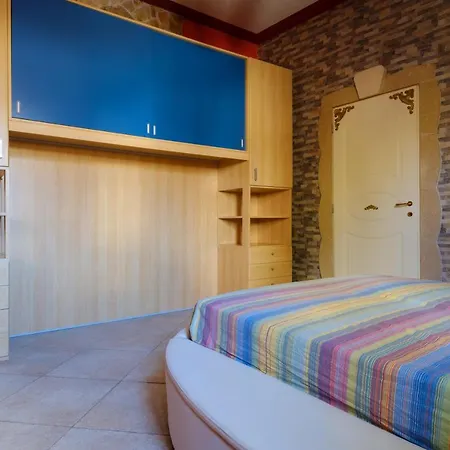 Chanel מונטרוני די לצ'ה